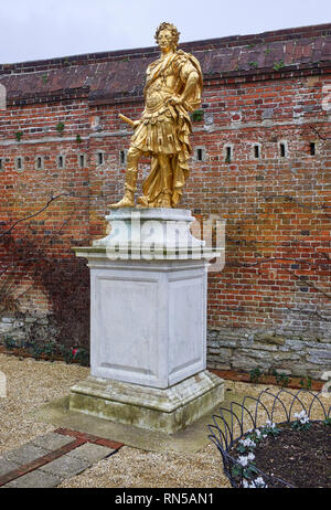 Statua dorata di Guglielmo d Orange raffigurato come un romano Cesare in i portinai Giardino di Portsmouth dockyard Foto Stock