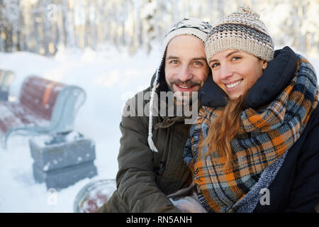 Amare giovane in posizione di parcheggio Foto Stock