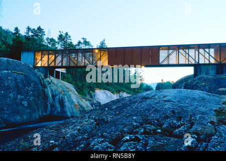 Høsebrua ponte sopra il fiume Suldalslågen e Sandsfossen cade nella sabbia Ryfylke Suldal Norvegia Foto Stock