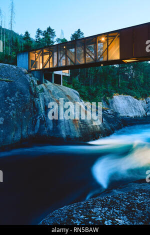 Ponte Høsebrua al tramonto sopra il fiume Suldalslågen e Sandsfossen cade nella sabbia Ryfylke Suldal Norvegia Foto Stock