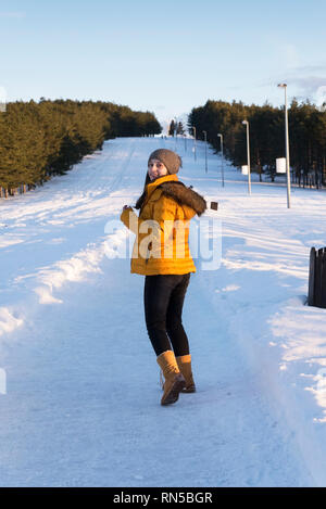 Bella ragazza modellazione sulla neve Foto Stock