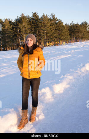 Bella ragazza modellazione sulla neve Foto Stock