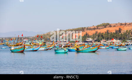 MUI NE, VIETNAM - Febbraio 22, 2018: Pesca porto pieno di barche in una baia in Mui Ne, Vietnam Foto Stock