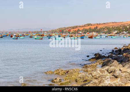 MUI NE, VIETNAM - Febbraio 22, 2018: Pesca porto pieno di barche in una baia in Mui Ne, Vietnam Foto Stock