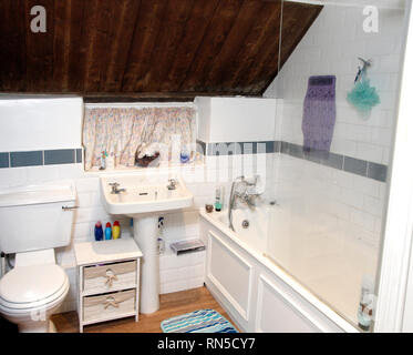Bagno in un vecchio cottage in pietra, REGNO UNITO Foto Stock