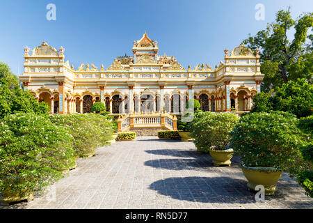 MY THO, VIETNAM - Febbraio 24, 2018: Grande Tempio del Buddha in estate a My Tho, Vietnam Foto Stock