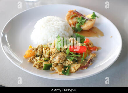 Granchi fritti in giallo curry o Stir-fried granchio al curry piatto Foto Stock