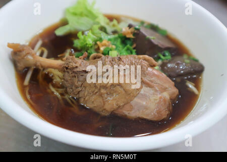 Spaghettini di anatra o noodle o pollo noodle con verdura Foto Stock
