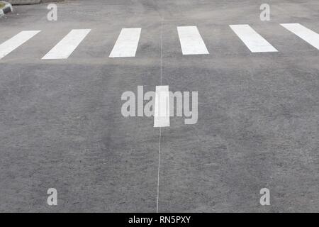 Attraversamento pedonale sulla strada al giorno Foto Stock