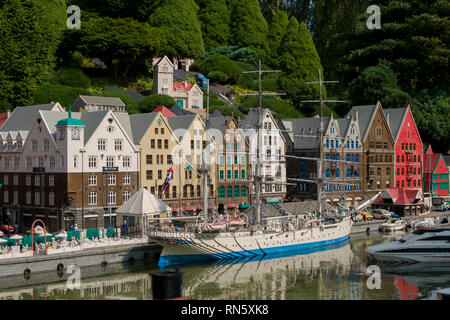 Un alto Lego nave a vela ormeggiata lungo un canale a Legoland a Billund Resort in Danimarca. Foto Stock