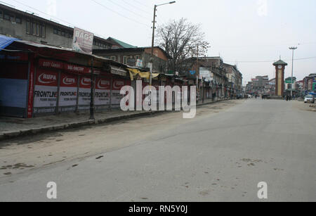 Kashmir indiano, somministrata. 17 feb 2019. Una vista generale dei principali hub commerciale, durante uno sciopero contro le presunte molestie e attacchi contro il Kashmiris nel Jammu e al di fuori dello Stato .vita normale dopo aver interessato bandh chiamata.Il Kashmir bandh chiamata era supportato dai principali organismi commerciali come il Kashmir alleanza economica e Kashmir commercianti e Manufacturers Federation nonché associazioni di trasportatori.©Sofi Suhail/Alamy Live News Foto Stock