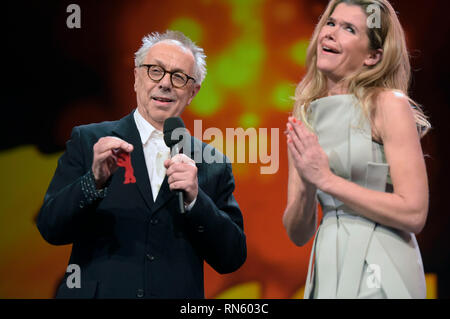 Berlino, Germania. Il 16 febbraio 2019. Berlino, Germania. Il 16 febbraio 2019. Dieter Kosslick e Anke Engelke alla cerimonia di chiusura durante la sessantanovesima Berlin International Film Festival / Berlinale 2019 alla Berlinale Palace il 16 febbraio 2019 a Berlino, Germania. Credito: Geisler-Fotopress GmbH/Alamy Live News Credito: Geisler-Fotopress GmbH/Alamy Live News Foto Stock