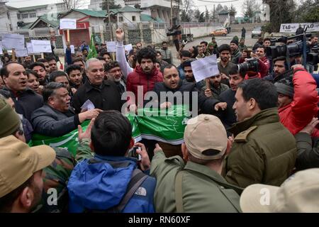 Srinagar, J&K, India. 17 feb 2019. Un funzionario di polizia visto arrestando i membri dei popoli Partito Democratico (PDP) da procedendo avanti durante la protesta a Srinagar, Indiano Kashmir amministrato.un arresto completo del sistema viene osservata nella valle del Kashmir per protestare contro gli attacchi su Kashmiris nel Jammu e in altre parti del paese in seguito all'attentato suicida su un convoglio di forze su Feb 14, uccidendo 40 troopers. Credito: Saqib Majeed SOPA/images/ZUMA filo/Alamy Live News Foto Stock