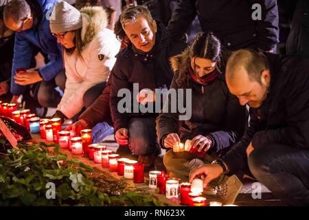 La Valletta, Malta. Xvi Feb, 2019. I partecipanti di una fiaccolata per il giornalista assassinato Daphne Caruana Galizia place candele all'Assedio monumento. Credito: ZUMA Press, Inc./Alamy Live News Foto Stock