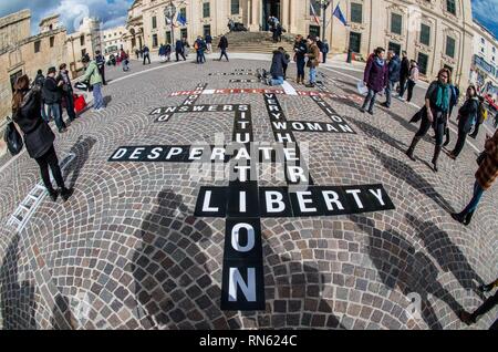 La Valletta, Malta. Xvi Feb, 2019. Parte dei termini stabiliti nella parte anteriore del Castille de La Valletta, Malta, risposte esigenti per l'assassinio del giornalista Daphne Caruana Galizia e anche di rispondere per presunta corruzione dilagante nel paese. Credito: ZUMA Press, Inc./Alamy Live News Credito: ZUMA Press, Inc./Alamy Live News Foto Stock