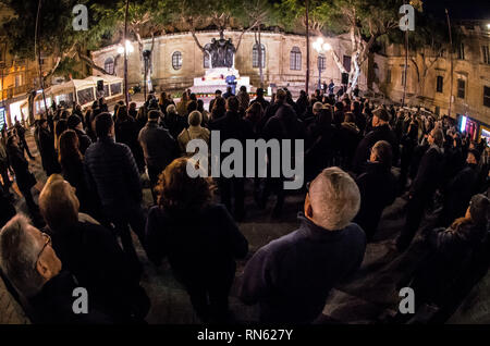 La Valletta, Malta. Xvi Feb, 2019. I partecipanti di una fiaccolata per il giornalista assassinato Daphne Caruana Galizia all'Assedio Memorial a La Valletta, Malta. Credito: ZUMA Press, Inc./Alamy Live News Credito: ZUMA Press, Inc./Alamy Live News Foto Stock