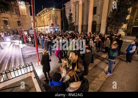 La Valletta, Malta. Xvi Feb, 2019. I partecipanti di una fiaccolata per il giornalista assassinato Daphne Caruana Galizia all'Assedio Memorial a La Valletta, Malta. Credito: ZUMA Press, Inc./Alamy Live News Credito: ZUMA Press, Inc./Alamy Live News Credito: ZUMA Press, Inc./Alamy Live News Foto Stock