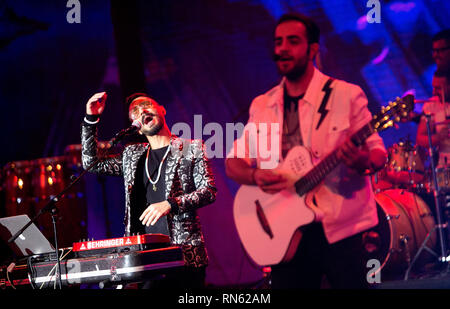 Tehran, Iran. Xvii Feb, 2019. Musicisti iraniani eseguire ad un concerto pop durante il XXXIV Fajr il Festival Internazionale di Musica a Tehran, Iran, nel febbraio 17, 2019. Credito: Ahmad Halabisaz/Xinhua/Alamy Live News Foto Stock