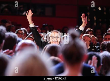 Berlino, Germania. Xvi Feb, 2019. Il direttore della Berlinale Dieter Kosslick (C) riceve applausi durante la cerimonia di premiazione della sessantanovesima Festival Internazionale del Cinema di Berlino (Berlinale) di Berlino, capitale della Germania, nel febbraio 16, 2019. Credito: Shan Yuqi/Xinhua/Alamy Live News Foto Stock