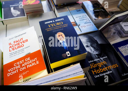 Bruxelles, Belgio. Il 16 febbraio 2019. Le persone scelgono di libri al libro annuale fiera. Alexandros Michailidis/Alamy Live News Foto Stock