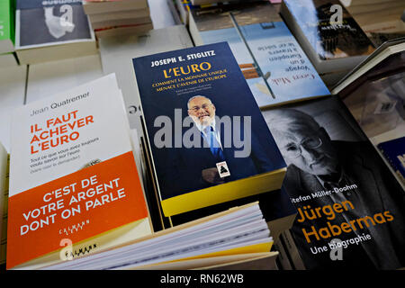 Bruxelles, Belgio. Il 16 febbraio 2019. Le persone scelgono di libri al libro annuale fiera. Alexandros Michailidis/Alamy Live News Foto Stock