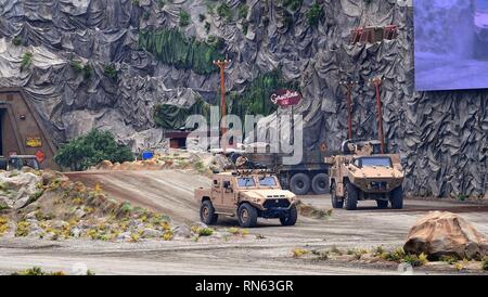 Abu Dhabi, Emirati arabi uniti (EAU). Xvii Feb, 2019. I veicoli militari sono visti durante un trapano in corrispondenza della apertura di un International Defence Exhibition in Abu Dhabi, negli Emirati Arabi Uniti (EAU), feb 17, 2019. Xiv International Defence Exhibition and Conference e il quinto la difesa navale e la sicurezza marittima mostra aperta domenica ad Abu Dhabi. Per la prima volta le due mostre sono state tenute insieme con lo scopo di creare una esauriente evento globale che copre tutte le questioni della difesa e della sicurezza. Credito: Mohamad Badreddine/Xinhua/Alamy Live News Foto Stock