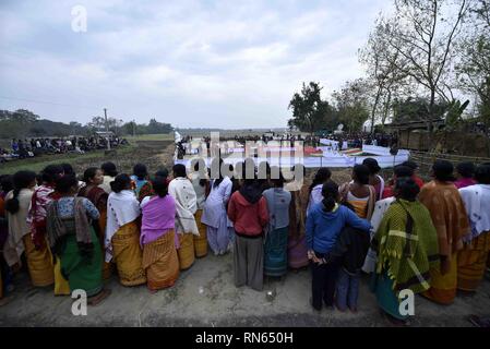 Assam, India. Xvi Feb, 2019. Martire Maneshwar Basumatary. Baksa, Assam, India. 16febbraio 2019. Gli abitanti di un villaggio nel luogo di cremazione di martire Maneshwar Basumatary a Tamulpur, a circa 80 km da Guwahati, Baksa nel distretto di Assam Sabato, 16 febbraio 2019. Maneshwar Basumatary, una riserva centrale forza di polizia (CRPF) jawan da Assam è stato martirizzato nel terrore attacco che ha avuto luogo a Pulwama in Jammu e Kashmir. Foto: DAVID TALUKDAR. Credito: David Talukdar/Alamy Live News Foto Stock