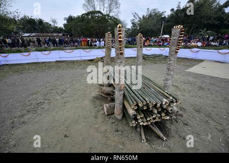 Assam, India. Xvi Feb, 2019. Martire Maneshwar Basumatary. Baksa, Assam, India. 16febbraio 2019. Gli abitanti di un villaggio in attesa nel luogo di cremazione di martire Maneshwar Basumatary a Tamulpur, a circa 80 km da Guwahati, Baksa nel distretto di Assam Sabato, 16 febbraio 2019. Maneshwar Basumatary, una riserva centrale forza di polizia (CRPF) jawan da Assam è stato martirizzato nel terrore attacco che ha avuto luogo a Pulwama in Jammu e Kashmir. Foto: DAVID TALUKDAR. Credito: David Talukdar/Alamy Live News Foto Stock