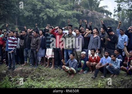 Assam, India. Xvi Feb, 2019. Martire Maneshwar Basumatary. Baksa, Assam, India. 16febbraio 2019. Gli abitanti di un villaggio di gridare slogan contro il Pakistan e i gruppi terroristici nel luogo di cremazione di martire Maneshwar Basumatary a Tamulpur, a circa 80 km da Guwahati, Baksa nel distretto di Assam Sabato, 16 febbraio 2019. Maneshwar Basumatary, una riserva centrale forza di polizia (CRPF) jawan da Assam è stato martirizzato nel terrore attacco che ha avuto luogo a Pulwama in Jammu e Kashmir. Foto: DAVID TALUKDAR. Credito: David Talukdar/Alamy Live News Foto Stock