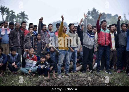 Assam, India. Xvi Feb, 2019. Martire Maneshwar Basumatary. Baksa, Assam, India. 16febbraio 2019. Gli abitanti di un villaggio di gridare slogan contro il Pakistan e i gruppi terroristici nel luogo di cremazione di martire Maneshwar Basumatary a Tamulpur, a circa 80 km da Guwahati, Baksa nel distretto di Assam Sabato, 16 febbraio 2019. Maneshwar Basumatary, una riserva centrale forza di polizia (CRPF) jawan da Assam è stato martirizzato nel terrore attacco che ha avuto luogo a Pulwama in Jammu e Kashmir. Foto: DAVID TALUKDAR. Credito: David Talukdar/Alamy Live News Foto Stock