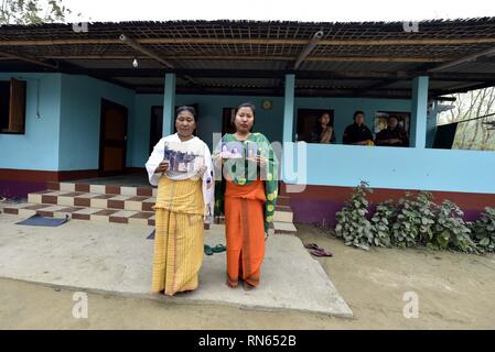 Assam, India. Xvi Feb, 2019. Martire Maneshwar Basumatary. Baksa, Assam, India. 16febbraio 2019. Martire Maneshwar Basumatary moglie Sanmati Basumatary(a sinistra) e la figlia Didwmsry Basumatary(destro) contiene una fotografia nella sua residenza che martirizzato nel terrore attacco che ha avuto luogo a Pulwama in Jammu e Kashmir a Tamulpur Baksa nel distretto di Assam Sabato, 16 febbraio 2019. Foto:DAVID TALUKDAR Credito: David Talukdar/Alamy Live News Foto Stock