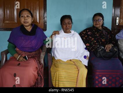 Assam, India. Xvi Feb, 2019. Martire Maneshwar Basumatary. Baksa, Assam, India. 16febbraio 2019. Martire Maneshwar Basumatarys moglie Sanmati Basumatary(centro) piange e familiari che martirizzato nel terrore attacco che ha avuto luogo a Pulwama in Jammu e Kashmir a Tamulpur Baksa nel distretto di Assam, sabato 16 febbraio 2019.foto:DAVID TALUKDAR. Credito: David Talukdar/Alamy Live News Foto Stock