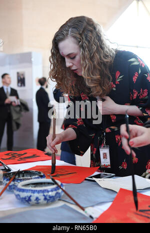 Washington DC, Stati Uniti d'America. Xvi Feb, 2019. Un Americano di giovinezza sperimenta la calligrafia cinese al 2019 Anno Nuovo Gala per il cinese e la gioventù americana presso l'ambasciata cinese a Washington, gli Stati Uniti, nel febbraio 16, 2019. L'ambasciata cinese a Washington il sabato tenutasi il 2019 Anno Nuovo Gala per il cinese e la gioventù americana, quattro ore di festa con danze, canti, artigianato, gnocco e altri aspetti della cultura tradizionale cinese. Credito: Xinhua/Alamy Live News Foto Stock