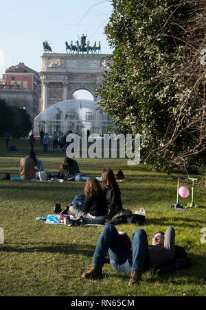 Milano, Italia. Xvii Feb, 2019. Foto Carlo Cozzoli - LaPresse 17-02-19 Milano ( Italia ) Cronaca Beltempo Milano al parco Sempione: Credito LaPresse/Alamy Live News Foto Stock