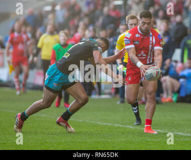 AJ Bell Stadium, Salford, Regno Unito. Xvii Feb, 2019. Betfred Super League Rugby, Salford Red Devils versus Leeds rinoceronti; Ken Sio di Salford Red Devils è affrontato da Kallum Watkins di Leeds rinoceronti Credito: Azione Sport Plus/Alamy Live News Foto Stock