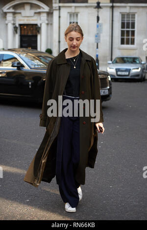 Londra, Regno Unito. Xvii Feb, 2019. Street style visto a Londra la settimana della moda. Gli ospiti in arrivo per il Vivienne Westwood AW19 visualizza. Credito: Saira MacLeod/Alamy Live News Foto Stock