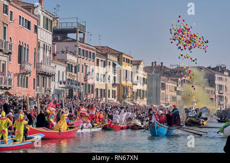 Venezia, Italia. Xvii Feb, 2019. La Pantegana, veneziana tradizionale barca usata per celebrare l'apertura del Carnevale di Venezia 2019. Venezia, Italia. Febbraio 17, 2019. Credito: Gentian Polovina/Alamy Live News Foto Stock