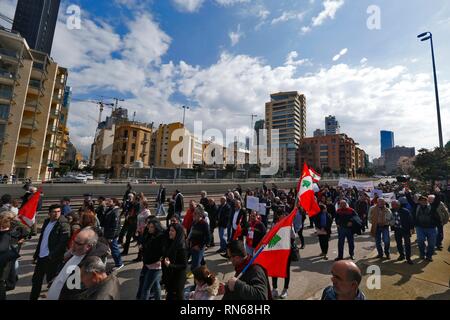 Beirut, Libano. Xvii Feb, 2019. Manifestanti tenere le bandiere e gli striscioni durante una manifestazione di protesta a Beirut, capitale del Libano, Feb 17, 2019. Centinaia di libanesi di domenica hanno protestato nella capitale Beirut's downtown contro il nuovo governo e le sue politiche, la National News Agency ha riferito. Credito: Bilal Jawich/Xinhua/Alamy Live News Foto Stock