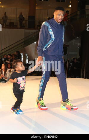 Charlotte, NC, Stati Uniti d'America. 15 Feb, 2019. Russell Westbrook & figlio frequentare il Rookie USA Fashion Show per NBA All-Star Weeknd in Charlotte, NC Photo credit: Walik Goshom/Mediapunch/Alamy Live News Foto Stock