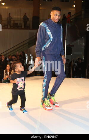 Charlotte, NC, Stati Uniti d'America. 15 Feb, 2019. Russell Westbrook & figlio frequentare il Rookie USA Fashion Show per NBA All-Star Weeknd in Charlotte, NC Photo credit: Walik Goshom/Mediapunch/Alamy Live News Foto Stock