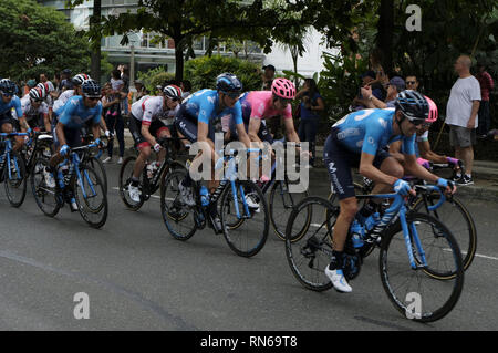 Medellin, Antioquia, Colombia. Xvii Feb, 2019. Ciclista colombiano Nairo Quintana (L), dal team Movistar visto la pedalata con i suoi compagni di squadra durante la gara.Ultimo giorno del tour 2019 Colombia 2.1 diede al ciclista colombiano Miguel Ãngel LÃ³pez (Astana) il podio del tour dopo assaltando la leadership in sei e la fase finale. Domenica la fase 6 era 173.8 km e percorsa da El Retiro, Antioquia per un vertice fine in Alto de las Palmas a Medellin, Colombia. Credito: Andres Pantoja/SOPA Immagini/ZUMA filo/Alamy Live News Foto Stock