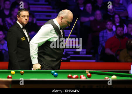 Cardiff, Regno Unito. Xvii Feb, 2019. Stuart Bingham di Inghilterra colpisce la tavola con il pugno di frustrazione. Welsh Open snooker 2019 Finale di Stuart Bingham di Inghilterra v Neil Robertson di Australia, a Motorpoint Arena a Cardiff, nel Galles del Sud domenica 17 febbraio 2019. pic tramite carta di credito: Andrew Orchard/Alamy Live News Foto Stock