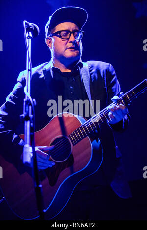 Milano, Italia. Xvii Feb, 2019. Il cantante-cantautore CRAIG FINN meglio conosciuto come il frontman della American indie rock band di tenere ferma la fotocamera esibirsi dal vivo sul palco di Santeria club sociale di apertura della mostra di Brian Fallon. Credito: Rodolfo Sassano/Alamy Live News Foto Stock