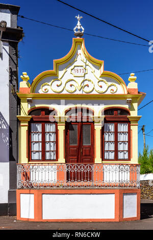 Vista dell'esterno di una delle più antiche case nelle isole azore. biscoitos, Terceira, Portogallo Foto Stock