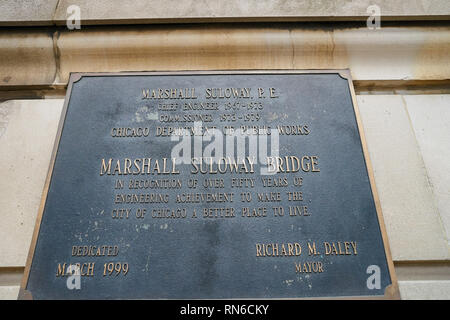 CHICAGO, IL - circa marzo, 2016: tablet signage su il La Salle Street Bridge di Chicago. Chicago è la terza città più popolosa del Regno membro Foto Stock