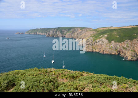 Dixcart Bay dal sentiero costiero sulla cresta Hogsback sull Isola di Sark, Isole del Canale, UK. Foto Stock