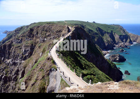 Le Coupee il Knife-Edge Arete road unendo poco Sark con il resto dell'isola dell'Isola di Sark, Isole del Canale, UK. Foto Stock
