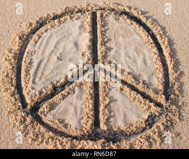 Simbolo di pace è disegnata e riempito con sabbia nera e bianca a Melasti spiaggia di Bali, Indonesia Foto Stock