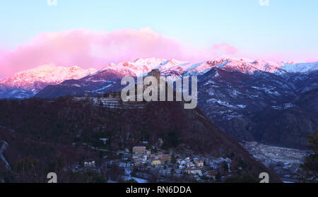 La Sacra di San Michele all'alba, sullo sfondo le Alpi Foto Stock