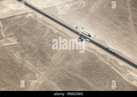 Vista aerea del deserto di Nazca e geroglifici vicino Pan American Highway, deserto di Nazca, Perù Foto Stock